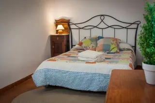 Dormitorio cama matrimonio de la segunda planta | Casa Amparo