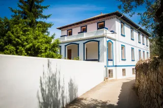 Mansión colonial situada junto a la piscina del pueblo | Casa Amparo