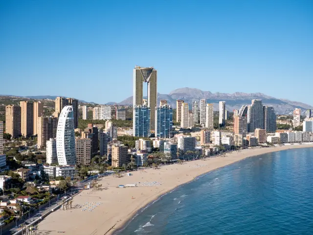 La playa de Poniente de Benidorm, a menos de una hora de Alcoleja