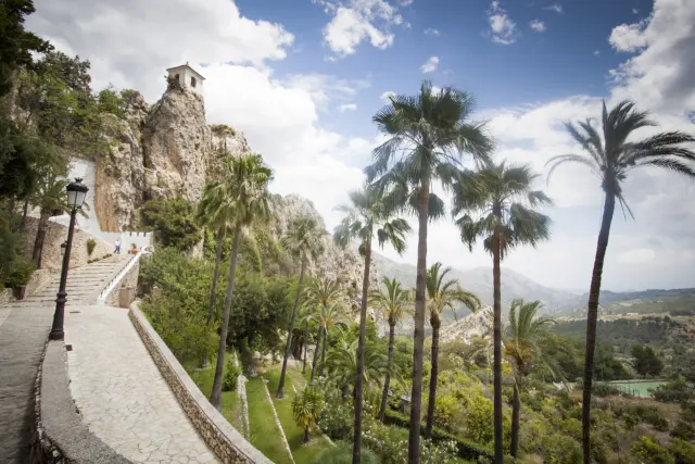 Guadalest: el campanario sobre la roca y el paseo de palmeras