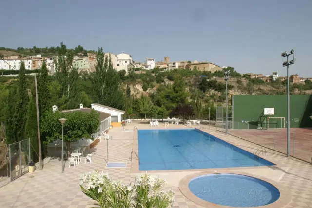 Camino hacia la piscina municipal de Alcoleja