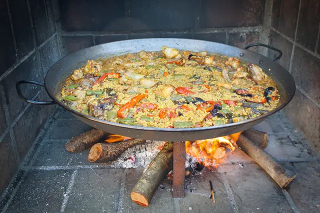 Paella a la leña en la barbacoa | Casa Amparo