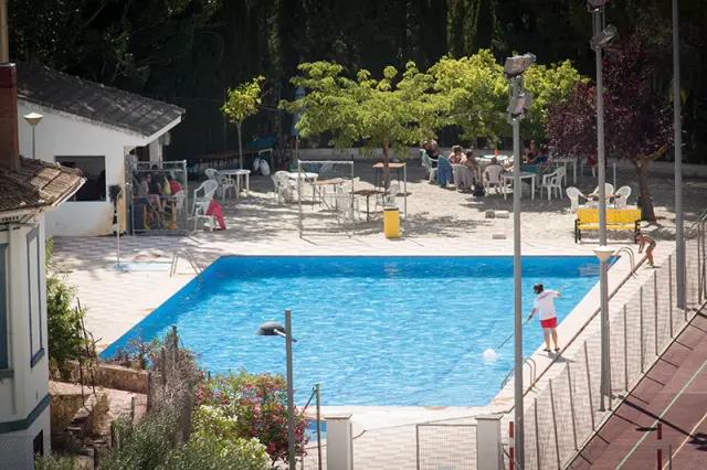 Piscina municipal del pueblo | Casa Amparo