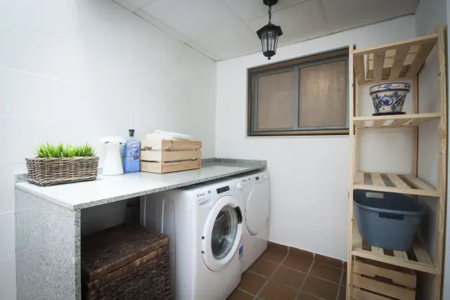 La lavandería de la casa, con lavadora y encimera