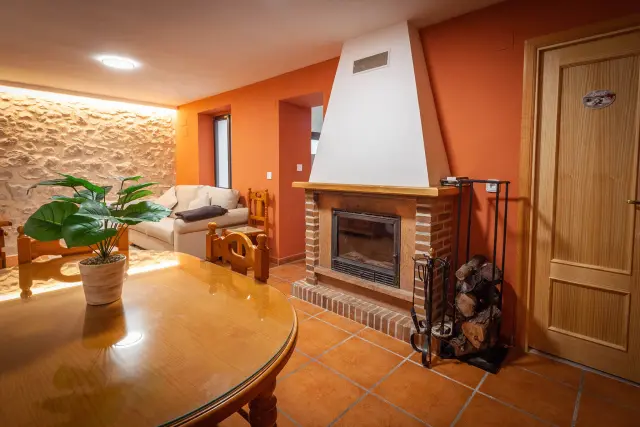 Salón comedor con chimenea