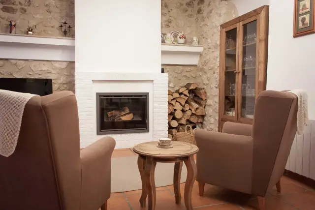 Butacones junto a la chimenea del salón