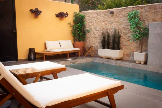 Piscina privada y tumbonas del patio exterior | Casa Amparo