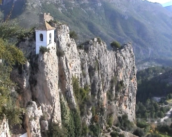 El castillo de Guadalest sobre la roca