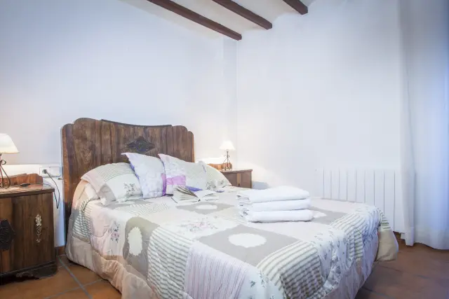 La cama del Almendro, con las toallas puestas