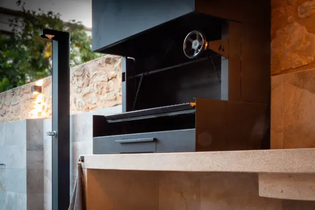 La barbacoa, junto a la piscina