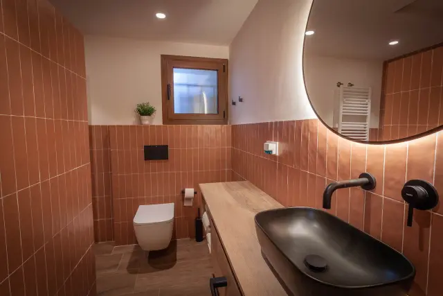 Baño con espejo redondo