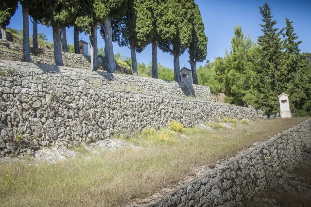 El muro de piedra de la subida al calvari