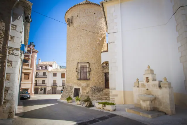 La torre, en la plaza