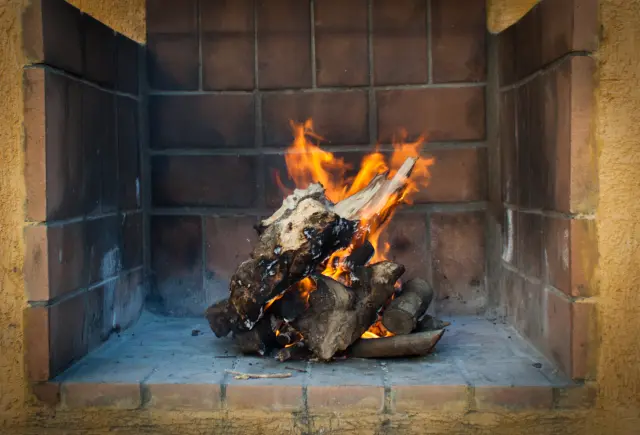 La chimenea encendida