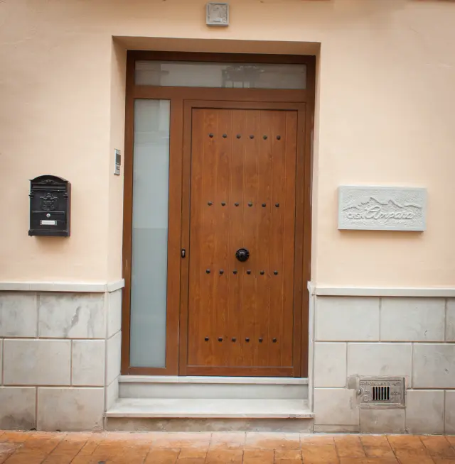 La puerta de la casa, en la calle
