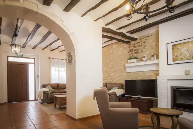 El salón, con vigas de madera y arco