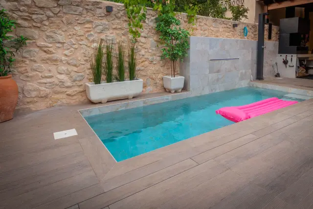 El patio, con el muro de piedra