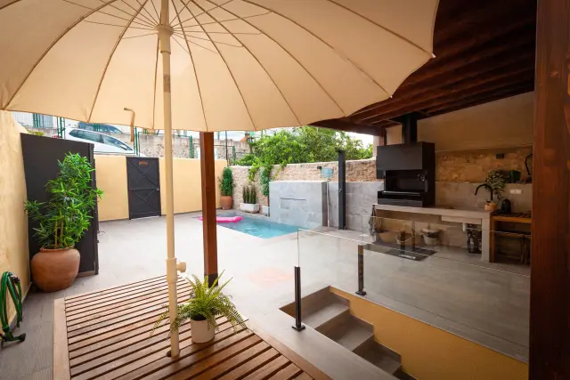 La pérgola, con la piscina al fondo