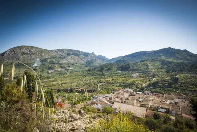 Los tejados del pueblo desde el campo